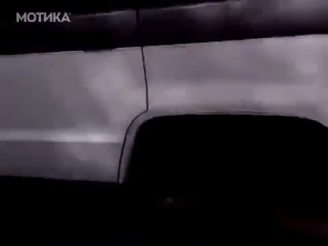 Кой каза, че не може да се кара на 3 гуми! Гледайте го тоя какво е направил!