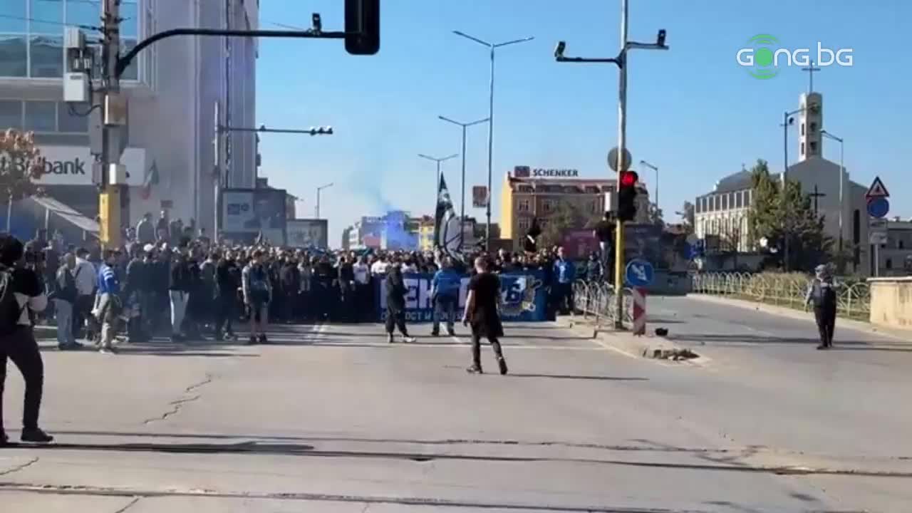 "Сините" фенове тръгнаха да гонят човек по "Мария Луиза"