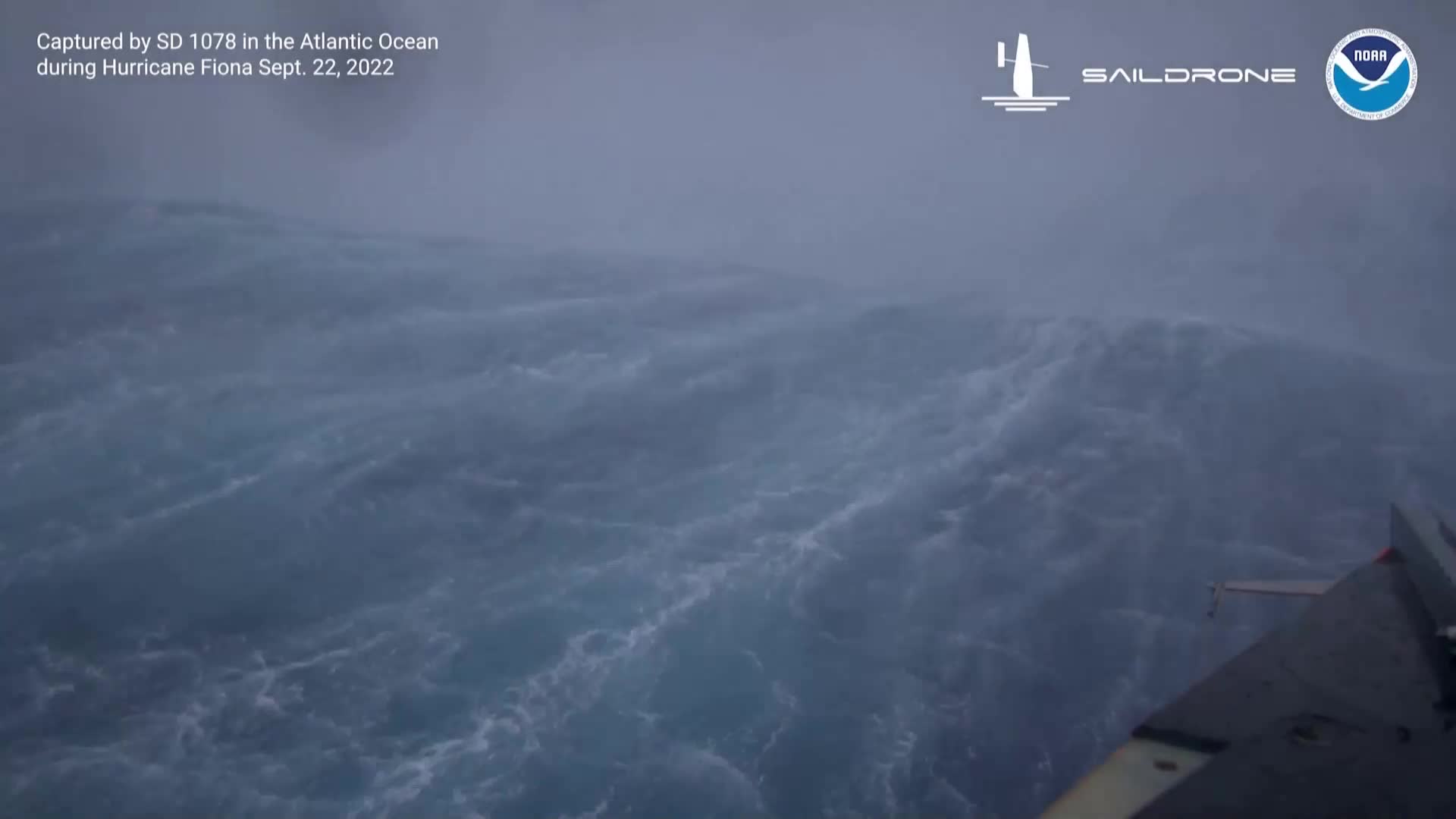 КАДРИ ОТ ДРОН: Вижте огромните вълни предизвикани от ураганът Фиона (ВИДЕО)