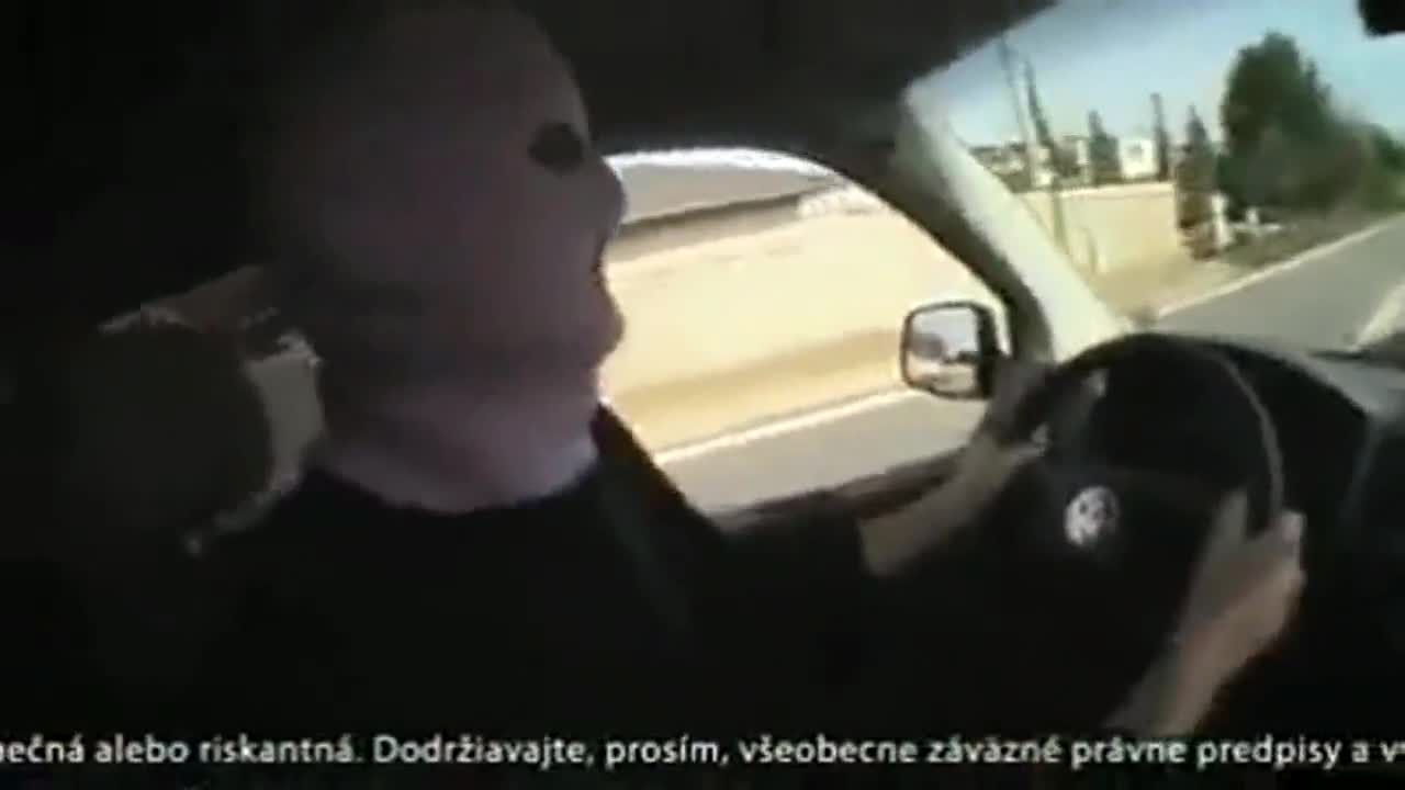 Руснаци прецакват моторист, като вдигат мотора му с балони... Смях!