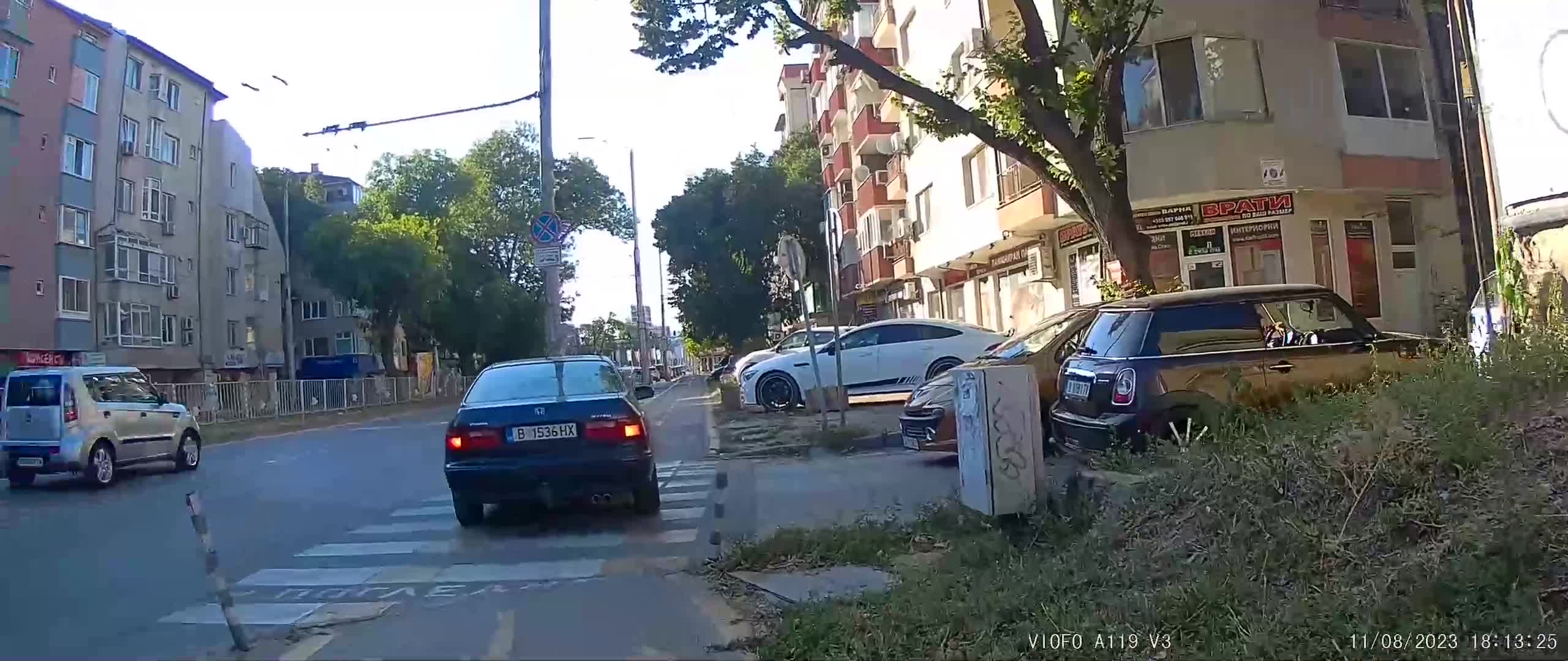 Автомобил се движи по пешеходна пътека във Варна