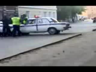 Брутално! Джип Помита Полицейска Блокада!