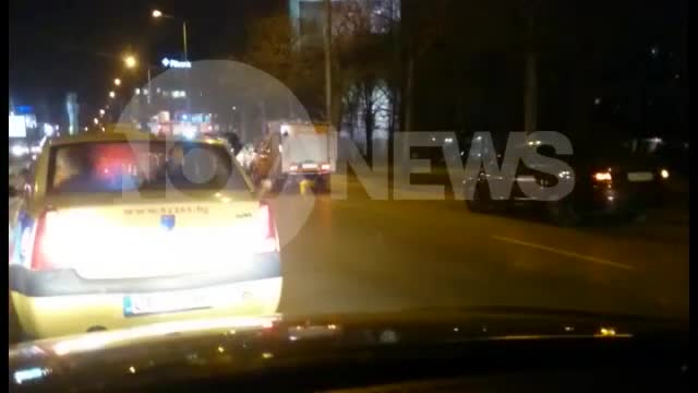 Кола се заби в дърво на столичния булевард „България”