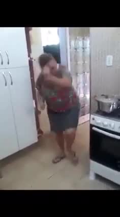 Ето една жена която готви с настроение