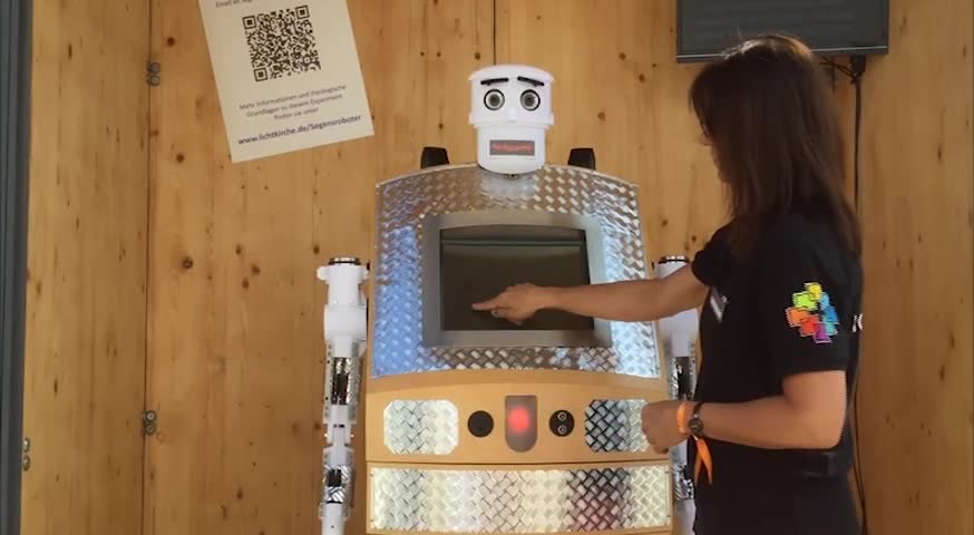 Поп робот благославя в немския град Витенберг