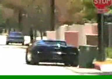 Много луд човек прескача Lamborghini