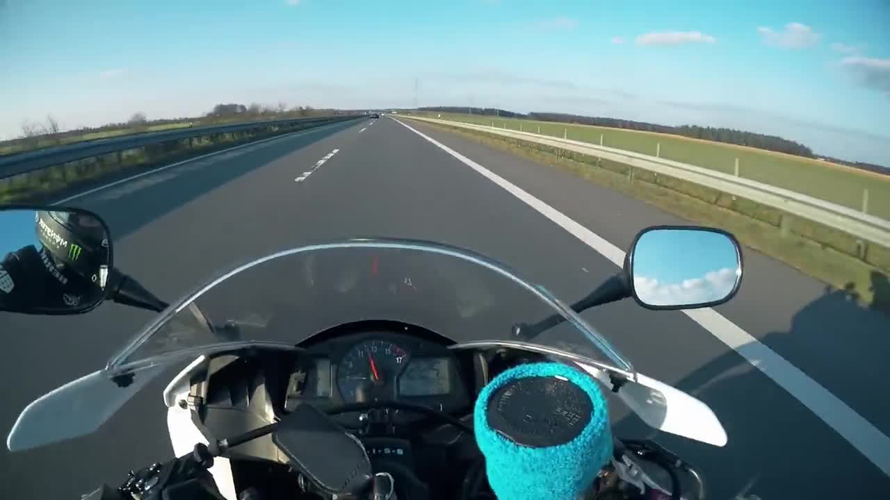 Много адреналин, скорост и тръпка с Bugatti Veyron, Yamaha R1 и една Honda Cbr600rr!
