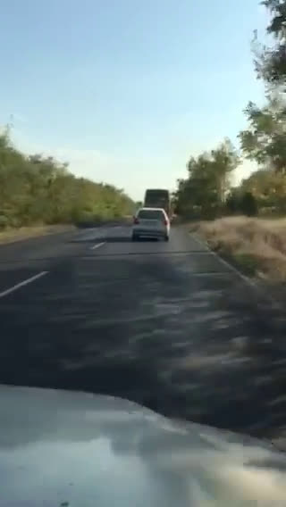 Училищен автобус с отворени врати на пътя