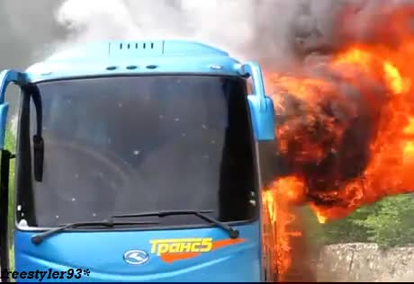 Автобус със студенти се запали 