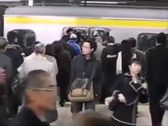 В България кога? Хора чакат на опашка, за да се качат във влак на метрото.