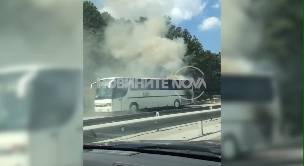 Горящ автобус на път Е-79