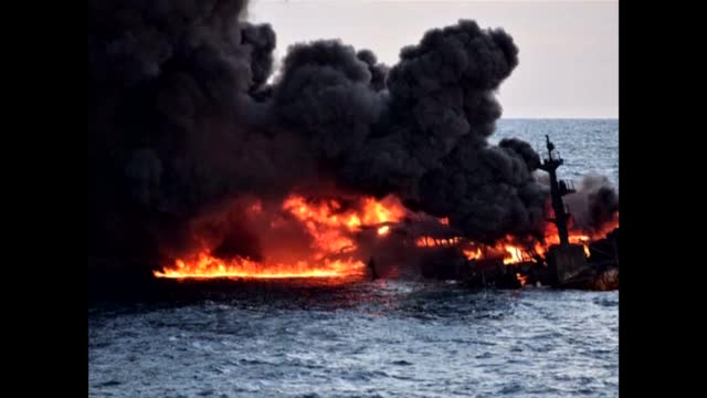 Петролен танкер се взриви и потъна