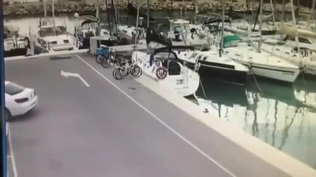 Когато шофьор не обезопасява колата си при паркиране ,му излиза скъпо !