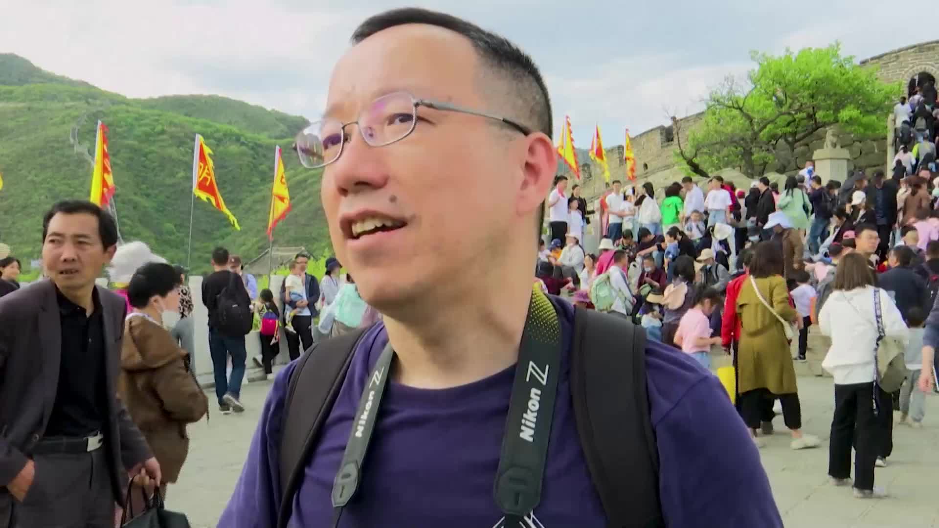 Хиляди туристи посетиха Великата китайска стена по време на Деня на труда (ВИДЕО)