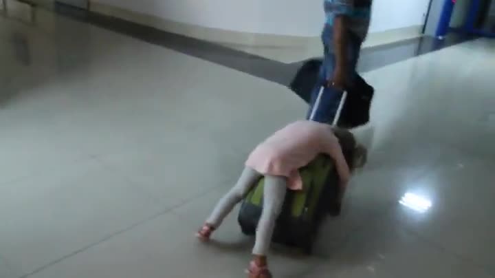 Момиченце сладурана ,заспало на татко на багажа !
