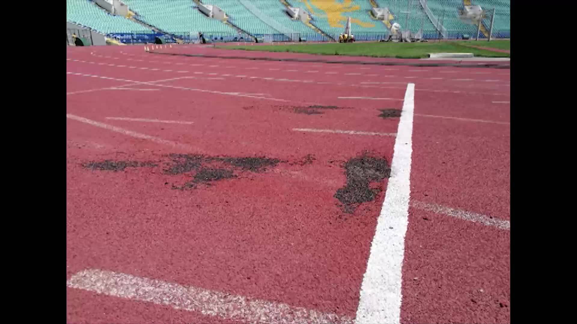 Дупки зеят по пистата на Националния стадион