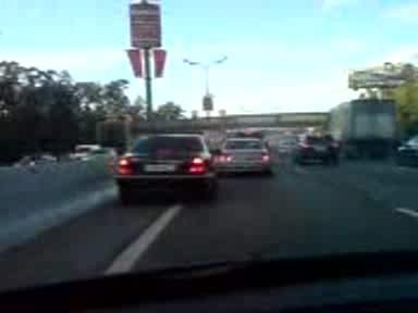 Пълен непокис с Bmw725 не пуска кортеж с полицейска сирена 