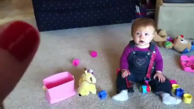 Това бебе ще се гръмне от смях :d
