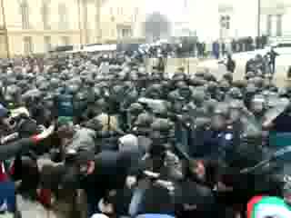 Потресаващи кадри от сблъсъците пред Народното събрание 14.01.09