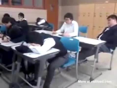 Така се буди спящ ученик - смях