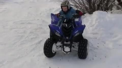 Малко момченце върти яко гуми с Atv