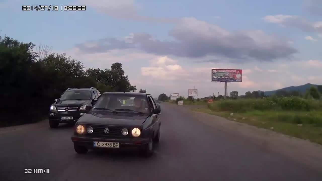 Селските тарикати по пътищата в България! Нещо което виждаме всеки божи ден! Пича хубаво ги подреди!