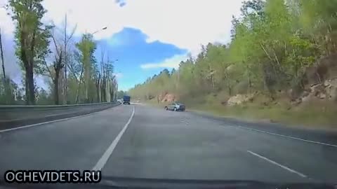 Руски автоджигит си причинява адски сблъсък в камион!