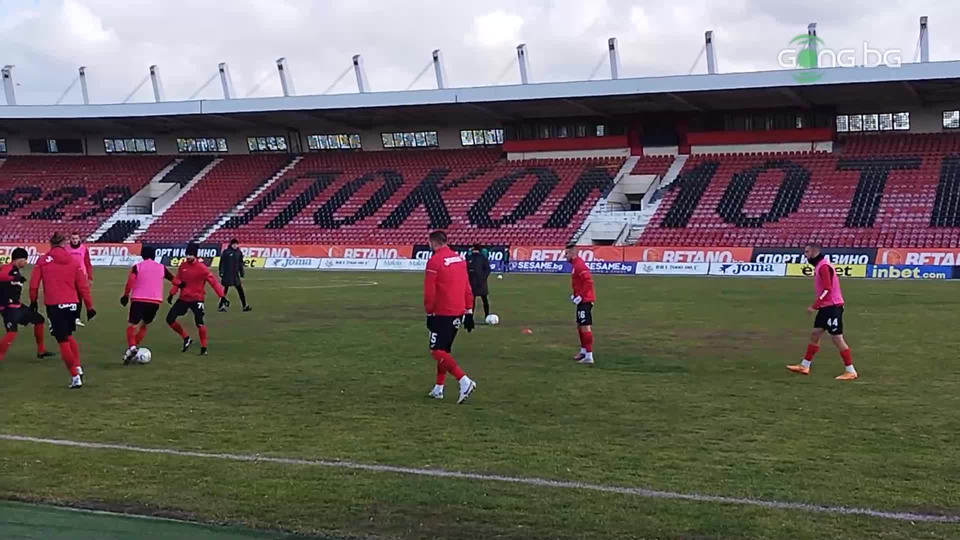 Локомотив София и Спортист Своге загряват преди контролната среща помежду си