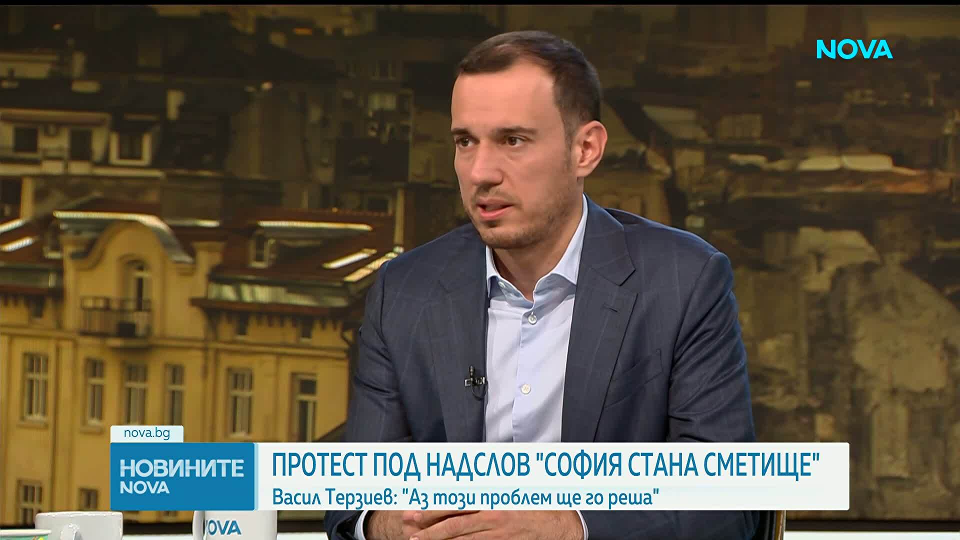 "София стана сметище": Граждани изхвърлиха чували с боклук със снимки на кмета пред Столичната община