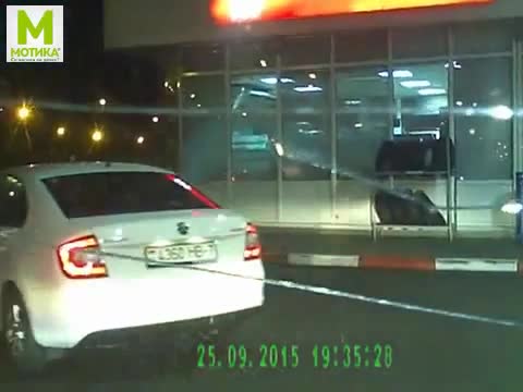 Зареждането на бензин не е лесна работа за някои хора