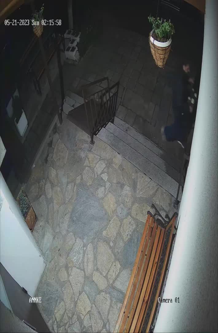 Някой се грижат за цветята, други крадат!