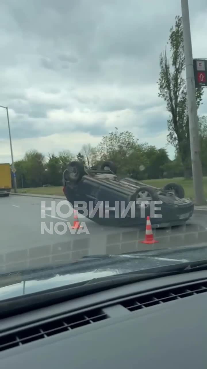Кола се обърна по таван на бул. „Ботевградско шосе“, движението е блокирано