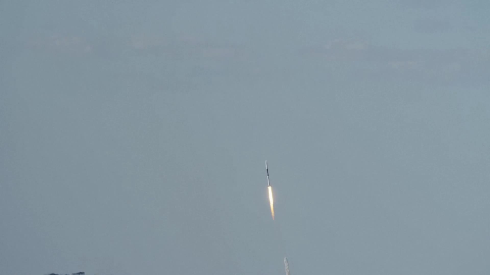 Изстреляха ракета, задвижвана с восък за свещи