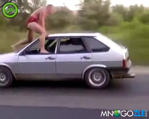 Смях! Луд руснак сърфира върху Лада