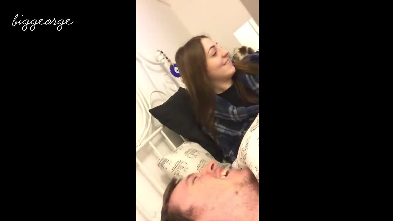 Урок по математика за момичета! :d Тя е трудно схватлива, а не глупава! :)