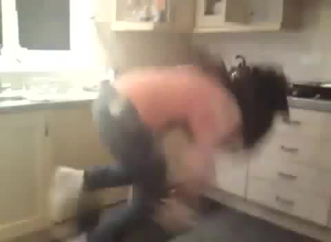 Секси Мацка се пребива лошо 