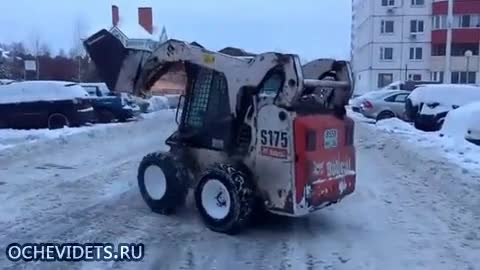 Багерист почиства заснежена улица със стил на фигурист!