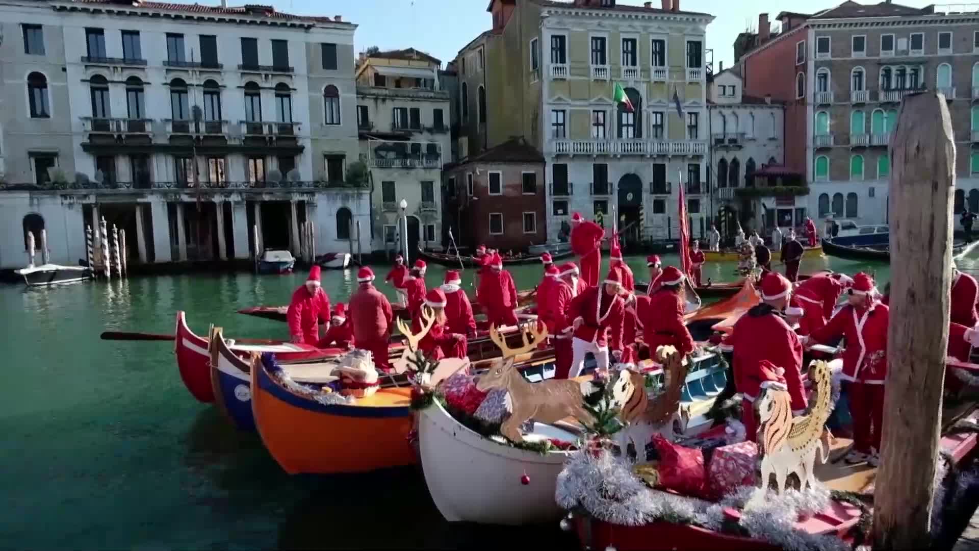 Десетки Дядо Коледовци се състезаваха с гондоли във Венеция (ВИДЕО)