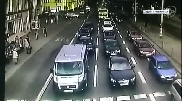 Шофьор си разчиства пътя!