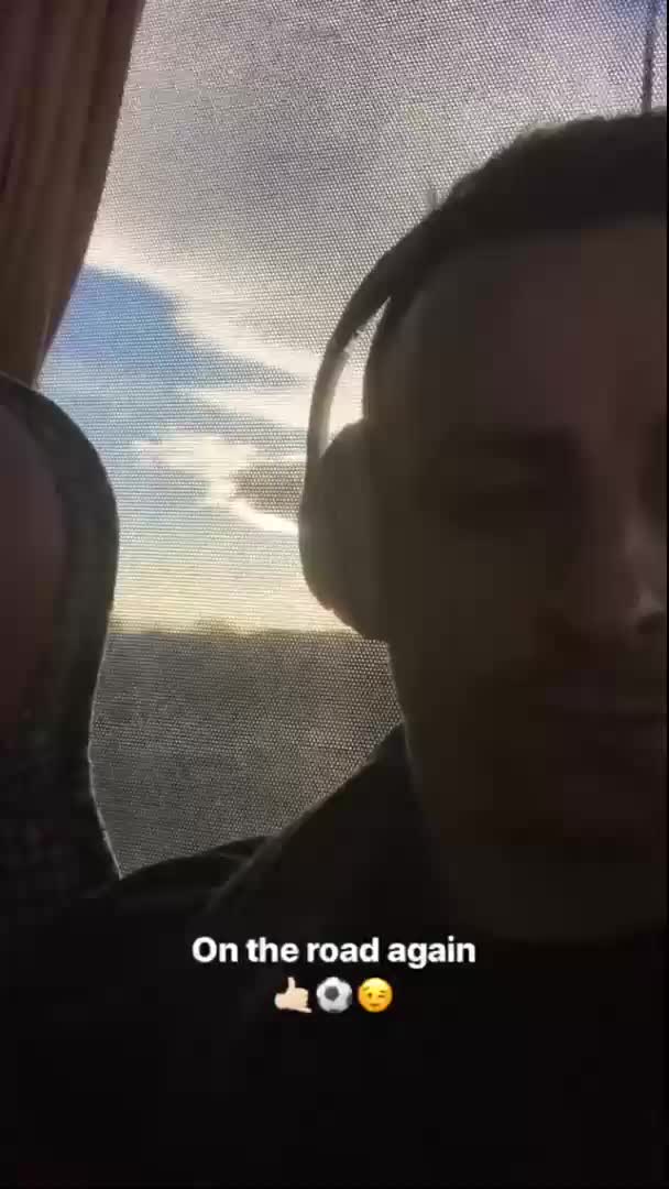 Димитър Бербатов се забавлява в автобуса на път за Турция