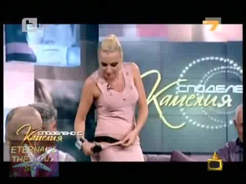 Камелия си сваля полата по време на шоу 