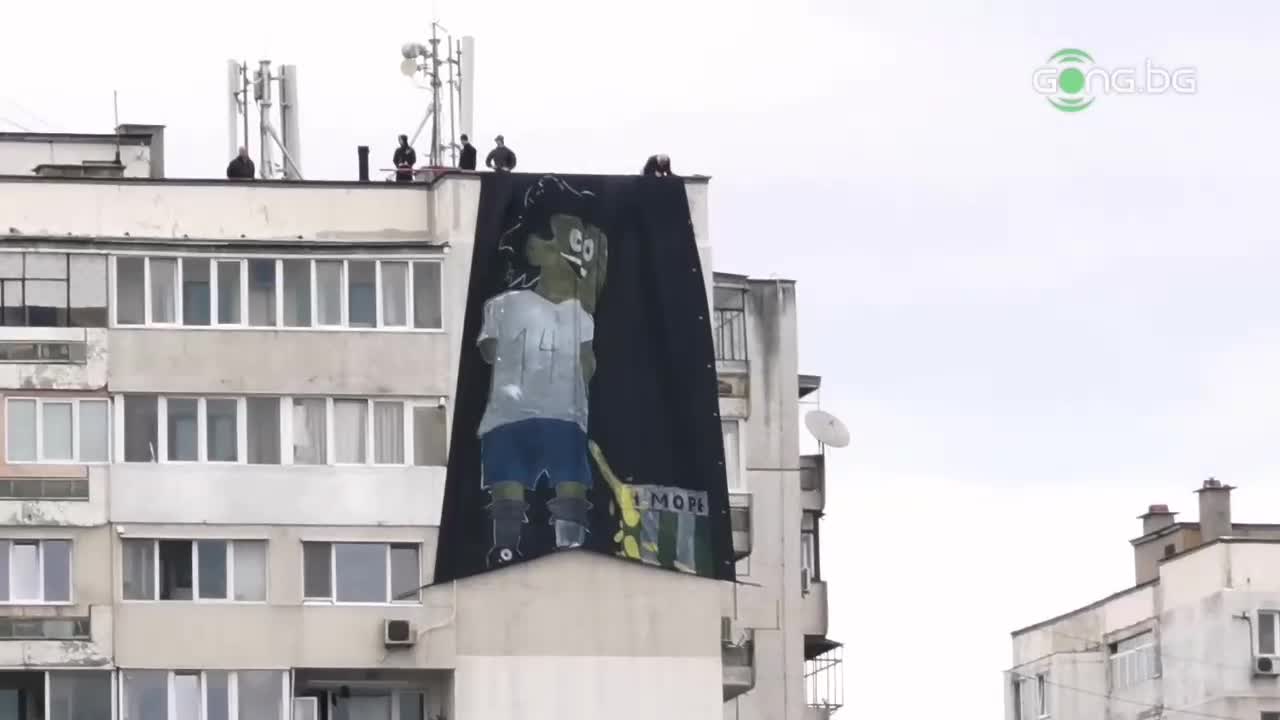 Феновете на Спартак опънаха плакат от покрива на блок