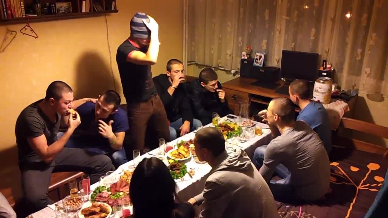 Българи избухват на купон стил Harlem Shake
