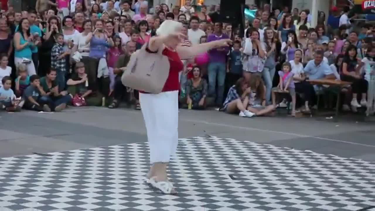 Бабичката ги пръсна от танци!