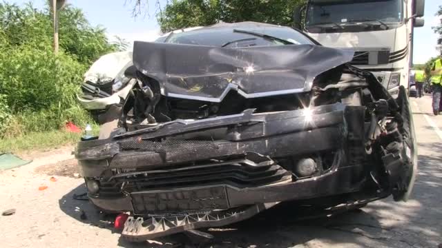 МЕЛЕ НА КОЛЕЛА: Два тира и три коли се удариха на пътя Русе-Бяла