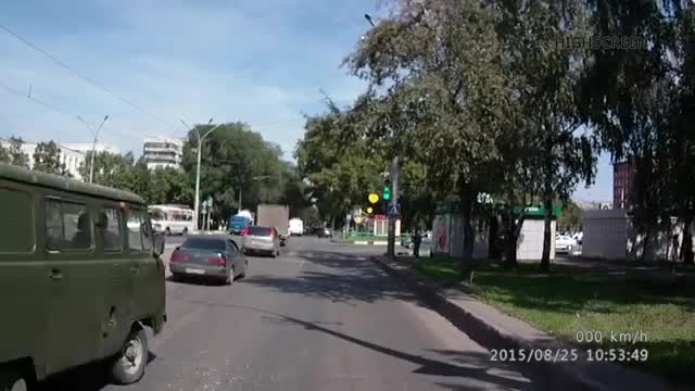 Още един глупак на пътя, който скоро не е ял бой!