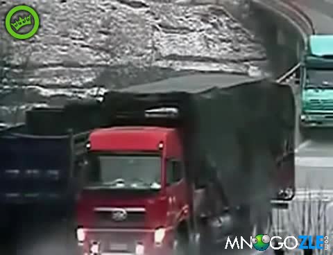 Кошмарен аквапланинг на мост