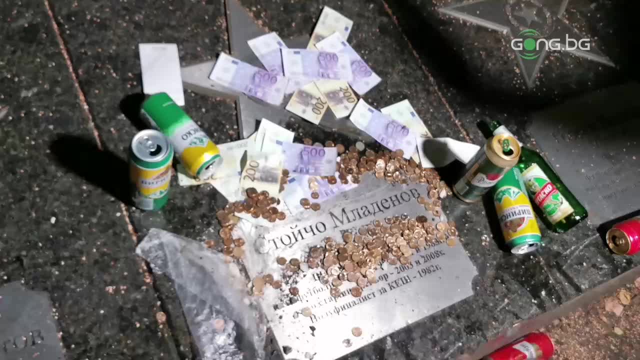 Грозна постъпка от феновете на ЦСКА: Опозориха звездите на Пенев и Младенов