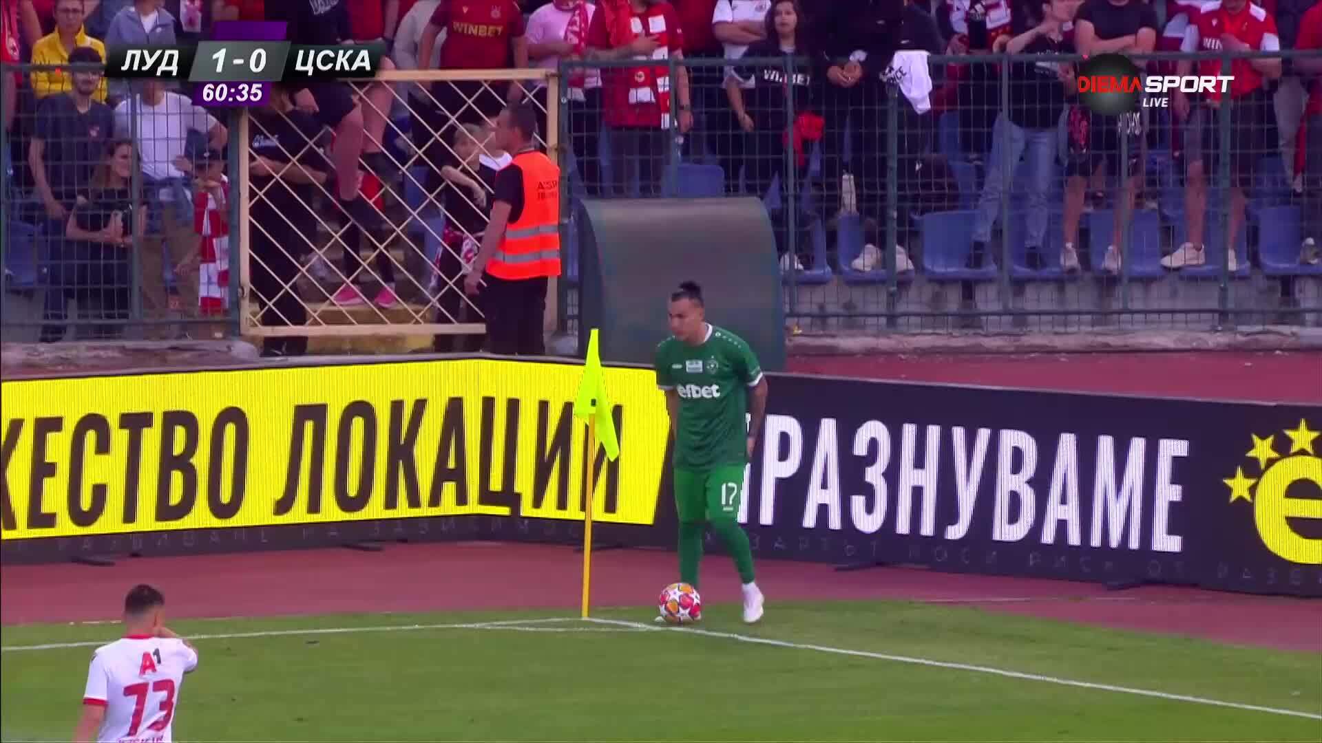 Предмети полетяха от трибуните