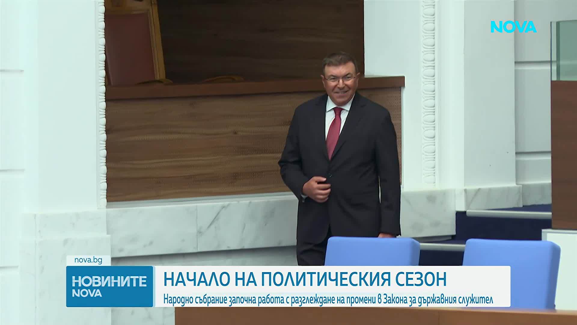 Депутатите се събраха на извънредно заседание, приеха промените в Закона за държавния служител